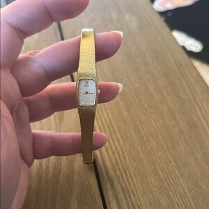 Elegant Gold color Wristwatch